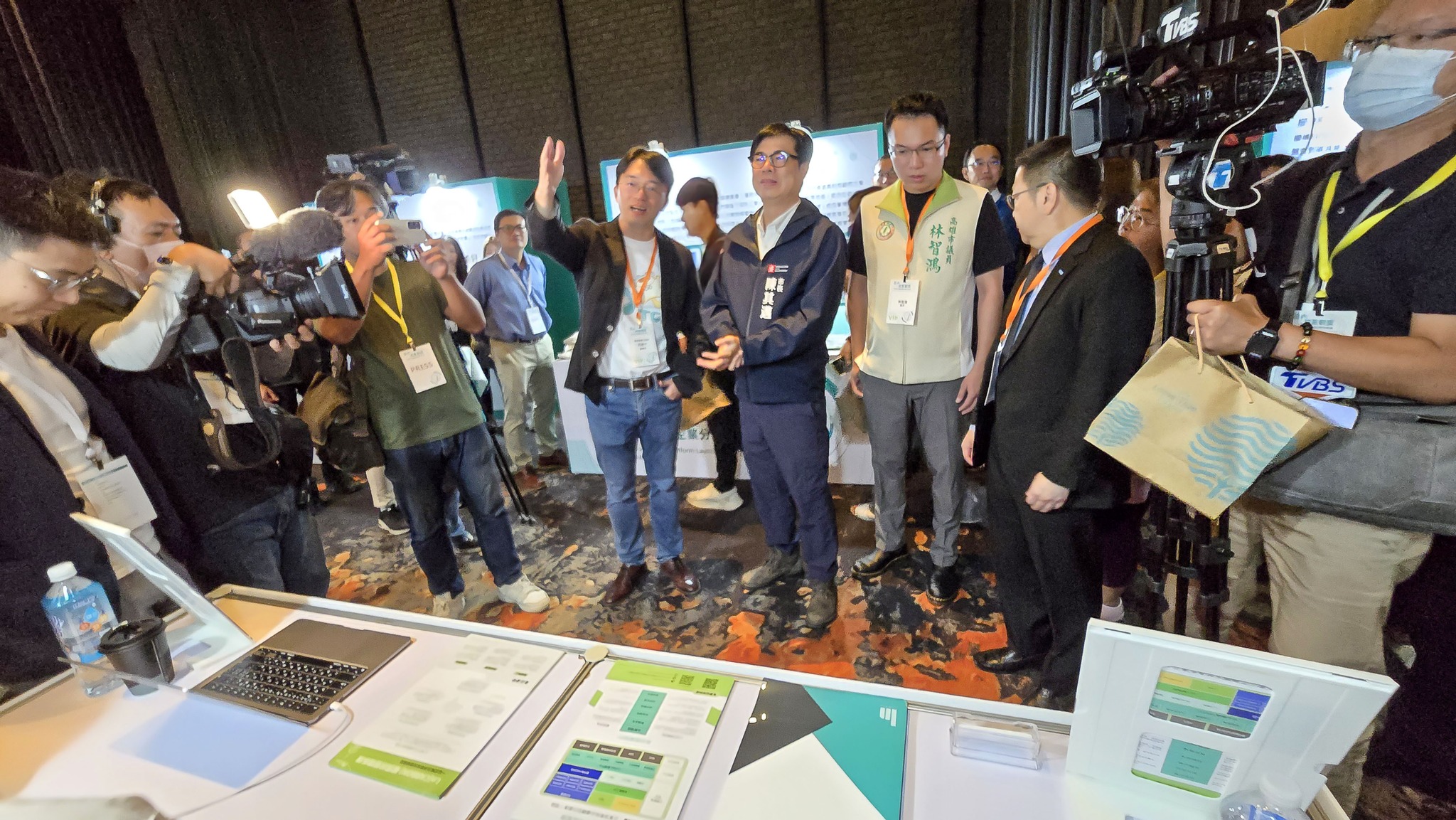 活動現場_高雄市長陳其邁了解LnCarbon解方中
