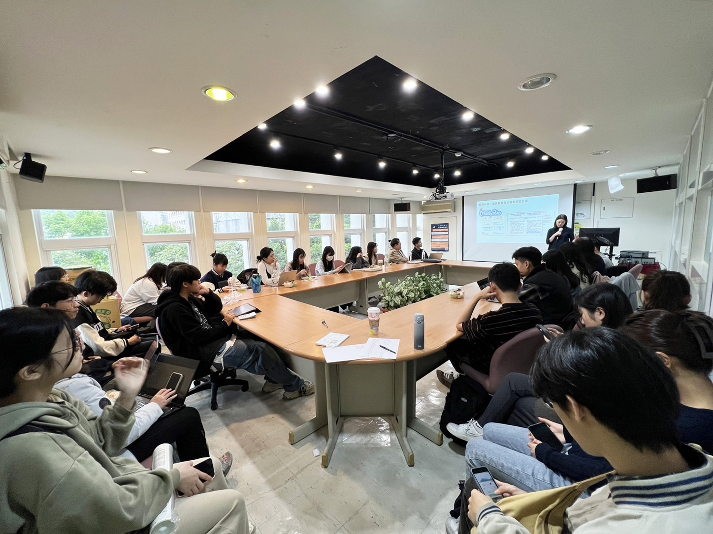 政大廣告系學生熱烈參與，並與LnData交流