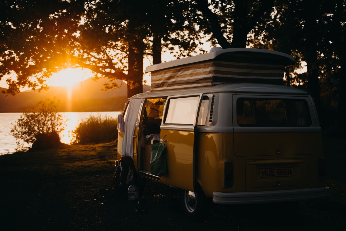 露營車露營就是指在露營車內露營，一些高端露營車設備齊全且舒適